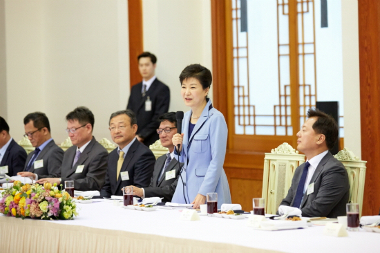 26일 오후 청와대에서 열린 언론사 편집·보도국장 오찬에서 모두발언하고 있는 박근혜 대통령 (사진=청와대 제공)