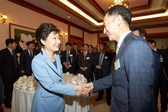 박근혜 대통령이 26일 오후 청와대에서 열린 언론사 편집.보도국장 오찬행사에 참석한 각 언론사 국장들과 인사하고 있다.홍인기기자  hongik@hankookilbo.com