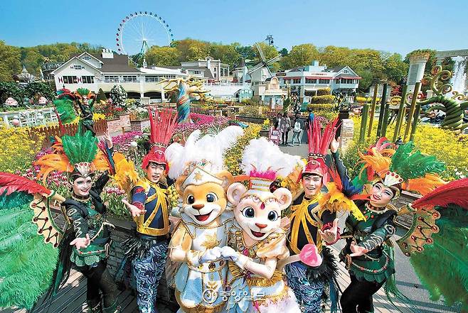 용인자연농원(지금의 에버랜드)이 개장 40주년을 맞았다. 마흔 돌을 맞아 에버랜드의 마스코트 레니와 라라, 퍼레이드 연기자들이 week& 독자에게 감사 인사를 했다.