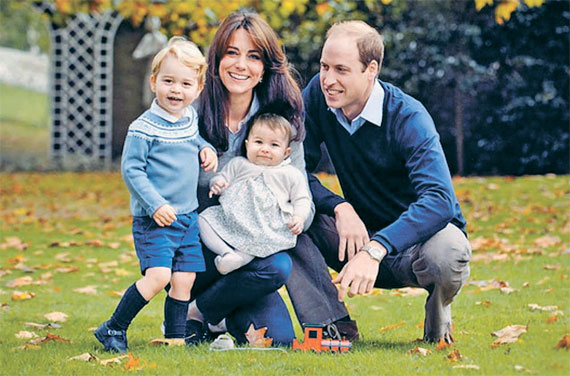 윌리엄 윈저 왕세손과 케이트 미들턴 왕세손비의 두 자녀인 조지 왕자(2년9개월)와 샬럿 공주(11개월). 대중에게 노출될 때마다 같은 ‘스타일’의 옷을 입는다. 대중의 관심을 줄이기 위해서지만 왕자공주가 입은 옷은 순식간에 품절된다. [영국 왕실 공식 트위터]