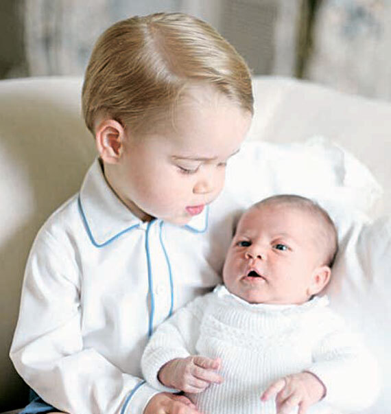 윌리엄 윈저 왕세손과 케이트 미들턴 왕세손비의 두 자녀인 조지 왕자(2년9개월)와 샬럿 공주(11개월). 대중에게 노출될 때마다 같은 ‘스타일’의 옷을 입는다. 대중의 관심을 줄이기 위해서지만 왕자공주가 입은 옷은 순식간에 품절된다. [영국 왕실 공식 트위터]