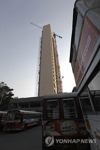 2010년 11월 인도 뭄바이에서 아다르시 주택조합의 31층 아파트가 지어지고 있다. 인도 고등법원은 지난 29일 이 아파트를 철거하라고 판결했다.(AP=연합뉴스 자료사진)