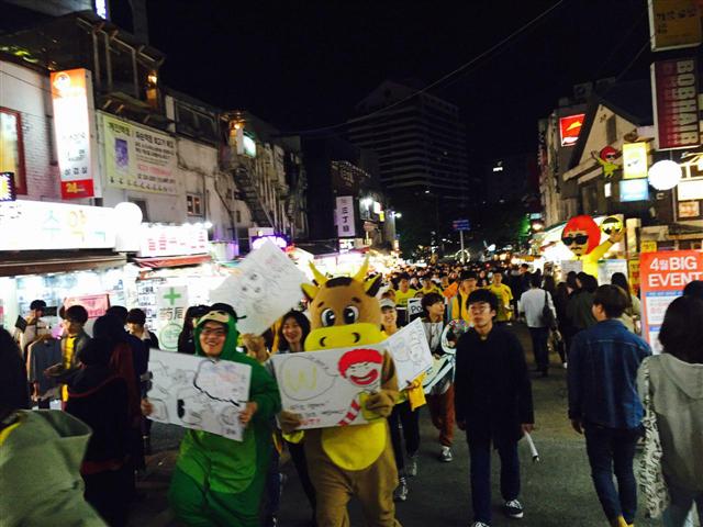 4월30일 저녁부터 5월1일 새벽까지 알바노조 조합원들이 서울 마포구 홍대 앞 거리에서 ‘노동절 야간노동 수당 지급과 최저임금 1만원’ 등을 선전하는 캠페인을 펼치고 있다. 알바노조 제공