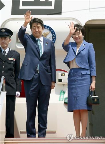 아베 총리가 1일 부인 아키에 여사와 함께 유럽으로 출국하기 전 손을 흔드는 모습. (교도=연합뉴스)