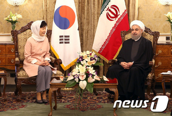 지난 5월2일 이란 테헤란 대통령궁에서 하산 로하니 대통령과 회담하고 있는 박근혜 대통령. © AFP=뉴스1 © News1 최종일 기자