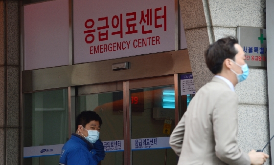 13일 오후 서울 강북삼성병원 응급실에서 보안요원들이 근무를 서고 있다. /사진=뉴스1