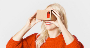 구글의 가상현실(VR) 감상기기 카드보드 VR를 착용한 채 동영상을 관람하는 모습.   구글 제공