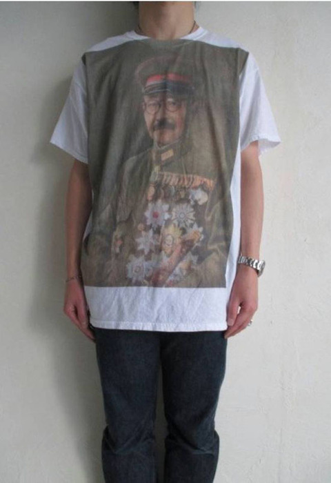 도조 히데키 T셔츠(가격 9000엔)