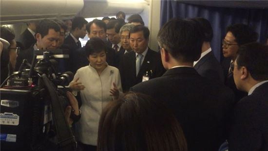 3일 오후(현지시간) 귀국에 앞서 전용기에서 이란 방문 성과를 설명하고 있는 박근혜 대통령