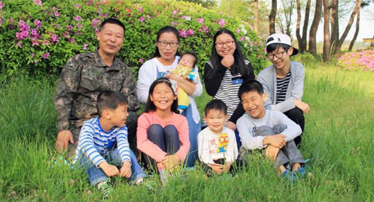 가정의 달을 맞아 5남 2녀 자녀를 둔 온은신 상사 가족이 기념촬영을 했다.  육군 제공