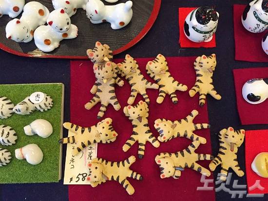 앙증맞은 고양이 아이템들을 저렴한 가격으로 만나볼 수 있다. (사진=윤슬빈 기자)