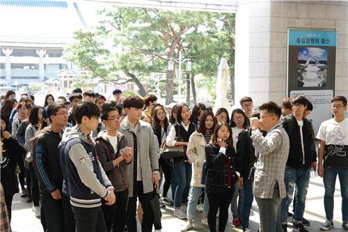 5.4운동, 3.1운동과 맞닿아있습니다 (천안=연합뉴스) 김용윤 기자 = 호서대학교에 유학중인 중국인 학생들이 4일 독립기념관 김주용 선임연구원으로부터 한중독립운동사 설명을 듣고 있다. 2016.5.4. yykim@yna.co.kr