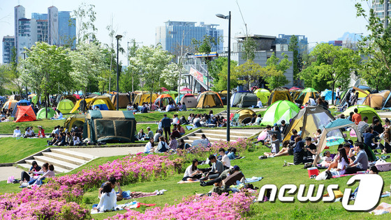 서울 광진구 한강 뚝섬공원에서 시민들이 그늘막 텐트를 치고 나들이를 즐기고 있다./뉴스1 © News1 민경석 기자