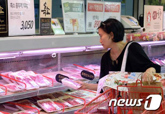 서울의 한 대형마트에서 시민들이 삼겹살을 살펴보고 있다. © News1 신웅수 기자