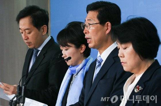 양승조 더불어민주당 가습기 살균제 사건 진상규명 및 생활용품 안전 제도개선특별위원회 위원장과 간사인 이언주 의원이 5일 서울 여의도 국회 정론관에서 기자회견을 열고 특위 인선과 활동 방향을 설명하고 있다. 왼쪽부터 금태섭 당선자, 이언주 간사, 양승조 위원장, 정춘숙 비례대표 당선자. 2016.5.5/뉴스1 <저작권자 © 뉴스1코리아, 무단전재 및 재배포 금지>