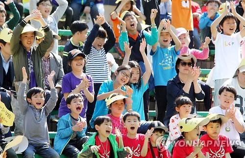 어린이날 행사에서 밝게 웃고 있는 어린이들(연합뉴스 자료사진)