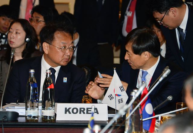 유일호(앞줄 왼쪽) 부총리 겸 기획재정부 장관과 이주열 한국은행 총재가 3일(현지시간) 독일 프랑크푸르트 메리어트호텔에서 열린 제19차 동남아시아국가연합(ASEAN)+3(한중일) 재무장관 및 중앙은행 총재 회의에서 대화하고 있다. 기획재정부 제공