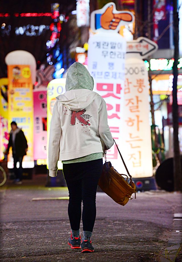 아르바이트를 마치고 귀가하는 한 대학생의 뒷모습. 한국일보 자료사진
