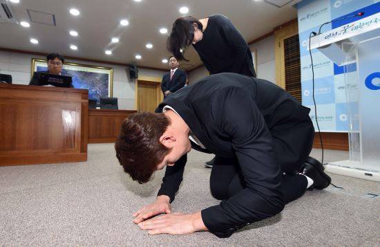 박태환 선수가 지난 2일 인천시청에서 리우 올림픽 출전을 호소하는 기자회견을 한 뒤 국민들게 큰 절을 하고 있다. 뒷쪽은 박 선수의 누나. 사진=AP뉴시스