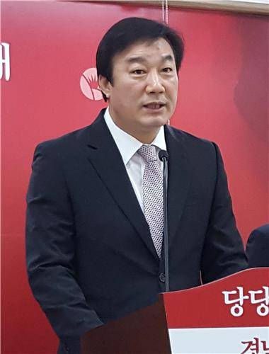 브리핑하는 서일준 경남도 문화관광체육국장.