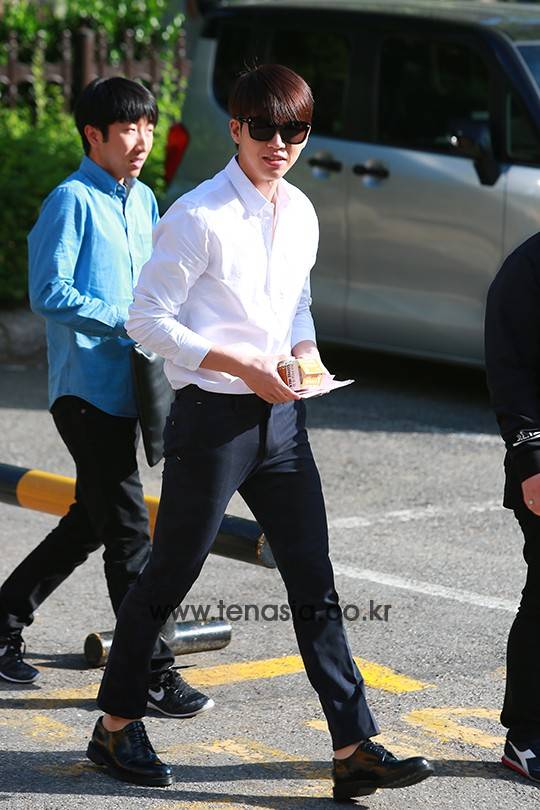 인피니트 남우현이 방송국으로 향하고 있다. (뮤직뱅크 출근길)