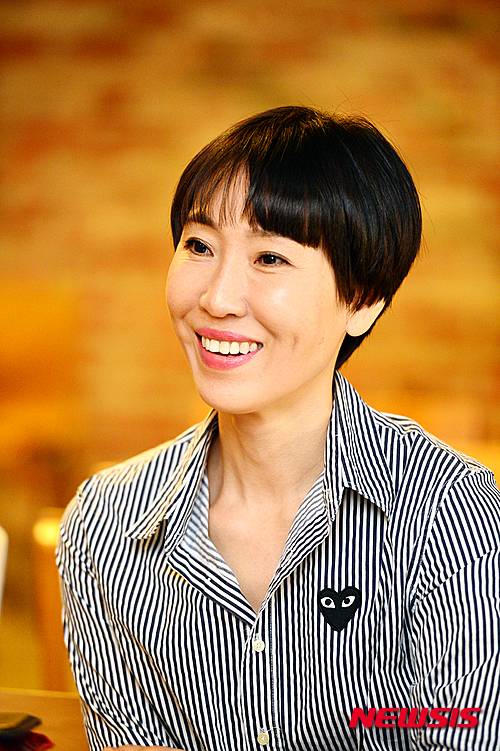 【서울=뉴시스】 배훈식 기자 = 신작 소설 '종의 기원'을 발표한 정유정 작가가 13일 오전 서울 마포구의 한 카페에서 뉴시스와 인터뷰하고 있다. 2016.05.14. dahora83@newsis.com