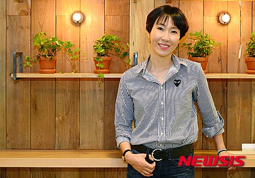 【서울=뉴시스】 배훈식 기자 = 신작 소설 '종의 기원'을 발표한 정유정 작가가 13일 오전 서울 마포구의 한 카페에서 뉴시스와의 인터뷰에 앞서 포즈를 취하고 있다. 2016.05.14. dahora83@newsis.com