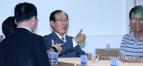 이원종 신임 비서실장 '엄지 척' (서울=연합뉴스) 김도훈 기자 = 신임 대통령 비서실장으로 임명된 이원종 대통령 직속 지역발전위원회 위원장이 15일 오후 청와대 춘추관에서 출입기자들과 이야기를 하며 엄지 손가락을 들어보이고 있다.