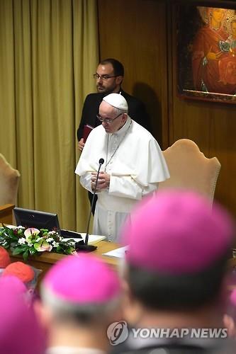 17일 바티칸에서 열린 이탈리아 주교회의(CEI)에 참석한 프란치스코 교황. [AFP=연합뉴스]