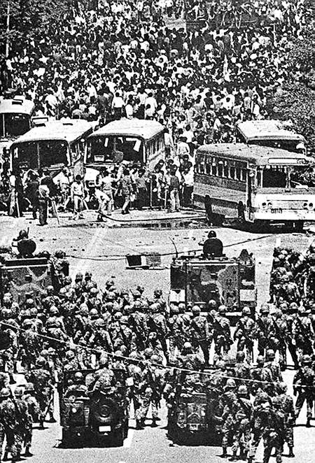 1980년 5·18민주화운동 당시 광주 금남로에서 학생, 시민들로 구성된 시위대와 계엄군 진압 병력이 대치하고 있는 모습. 국민일보DB