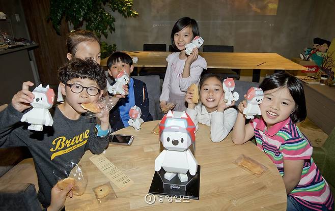 캐릭터숍 `이야기배달부 동개비`의 종이 인형 만들기 체험.