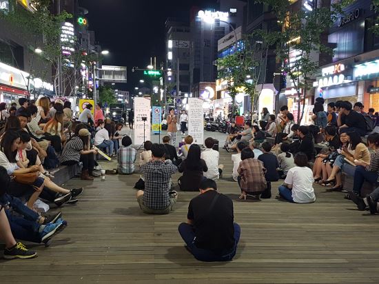 20일 서울 서대문구 유플렉스 신촌점 앞 광장에서 열린 '여성폭력 중단을 위한 필리버스터'에서 시민들이 참가자의 발언을 듣고 있다. 임주언 기자