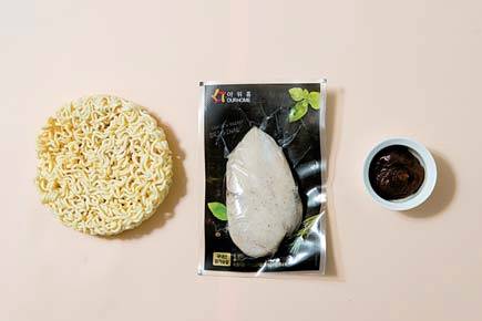 재료: 닭가슴살(프라이드 치킨), 라면, (초)고추장 레시피 ①프라이드 치킨의 살만 발라낸다. ② 끊는 물에 라면을 넣어 4분가량 익힌 후 건져낸다. ③ 면을 볼에 담고 (초)고추장을 넣어 함께 버무린다. ④ 발라낸 닭고기를 올려서 마무리.