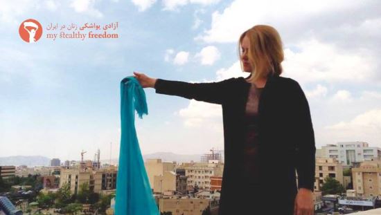 히잡을 벗고 포즈를 취한 어느 이란 여성의 모습. 출처: 페이스북 페이지 ‘나의 몰래 누리는 자유(My Stealthy Freedom)’