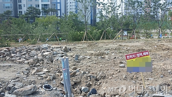 위례신도시 내 단독주택부지에 매매 알림판이 박혀 있다. /사진=신현우 기자