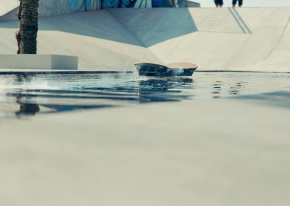 도요타 넥서스의 호버보드, 물 위에 뜬 모습