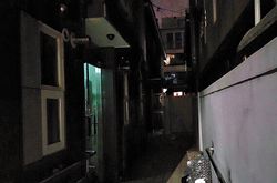 지난 22일 밤 서울 양재동의 한 골목. 건물 사이 좁은 공간이 어둠에 싸여 있다.
