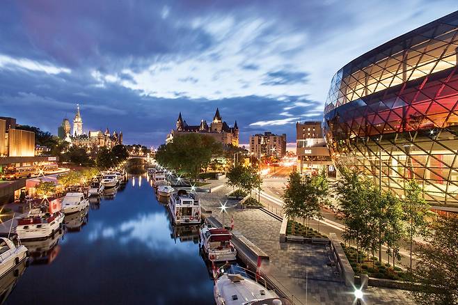 오타와의 상징 ‘리도 운하’. 오래된 건축물과 어우러진 야경이 낭만적이다.