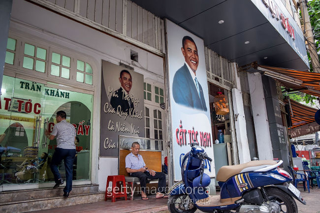 23일 베트남 하노이의 한 이발소 건물 앞에 버락 오바마 미국 대통령의 방문을 환영하는 포스터가 붙어 있다. [사진=게티이미지]
