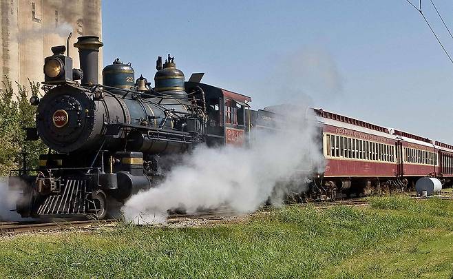 서부시대 증기기관차를 개조한 그레이프바인 빈티지 철도