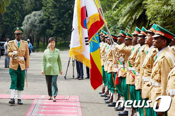 박근혜 대통령이 26일 오후(현지시간) 에티오피아 아디스아바바 대통령궁에서 열린 공식환영식에서 의장대를 사열하고 있다. (청와대) 2016.5.27/뉴스1 © News1 이광호 기자