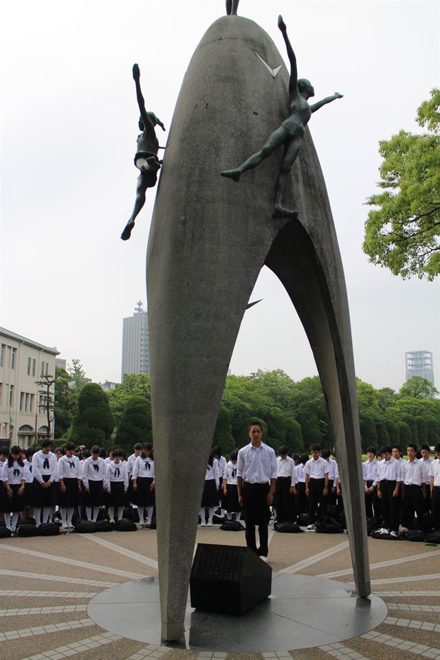 히로시마평화공언내 원폭어린이상 앞. 일본 고등학생들이 묵념을 하고 있다. 히로시마=박석원특파원