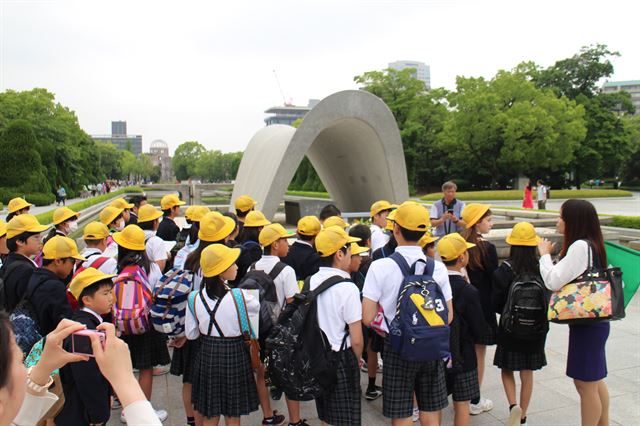 히로시마평화기념공원 위령비 주변에 일본 초등학생들이 몰려 있다. 히로시마=박석원특파원