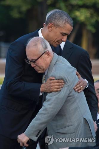 (AFP=연합뉴스) 피폭자 포옹하는 오바마