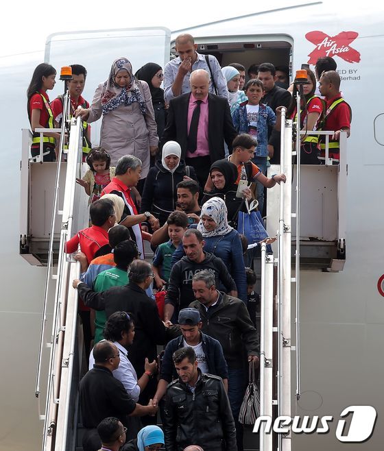 말레이시아에 도착한 시리아 난민 68명© AFP=뉴스1