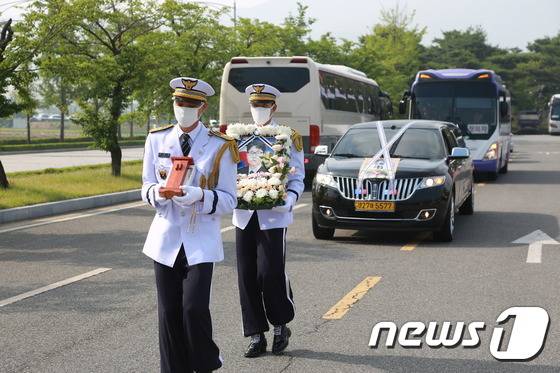 지난 27일 경북 김천경찰서 소속 故 정기화 경감의 장례식이 엄수되고 있다. 정 경감은 지난 19일 밤 음주운전 단속 도중 도주차량에 치여 숨졌다./사진제공=경북경찰청 © News1