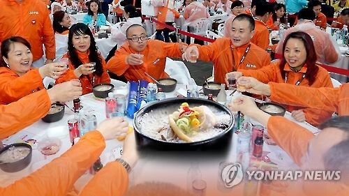 중국 관광단 '삼계탕 파티 [연합뉴스TV 제공]