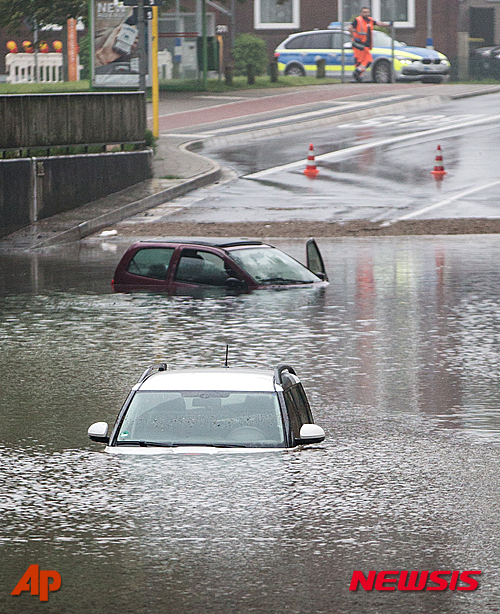 【오버하우젠=AP/뉴시스】30일(현지시간) 독일 오버하우젠에서 차들이 물속에 잠겨 있다.   독일 남서부에 24시간 동안 집중 폭우가 내려 최소 4명이 숨졌다고 BBC 등 외신들이 보도했다. 2016.05.30.