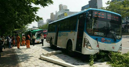 안양에서 좌석버스끼리 충돌하는 사고가 일어났다./연합뉴스