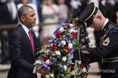 알링턴 국립묘지에 헌화하는 버락 오바마 미국 대통령 (AFP=연합뉴스)